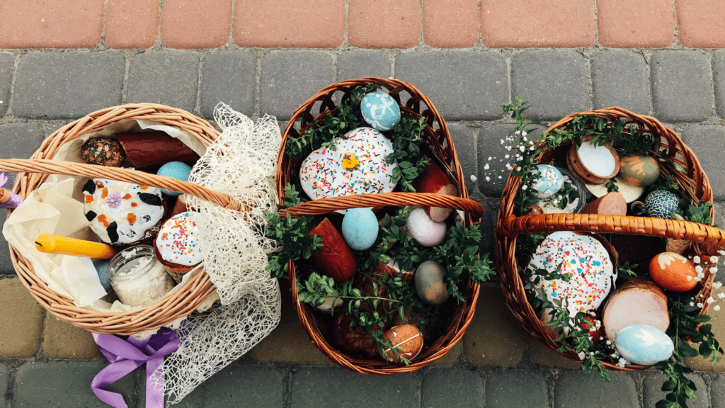Co powinno znaleźć się w wielkanocnym koszyku? I właściwie – dlaczego właśnie te pokarmy?