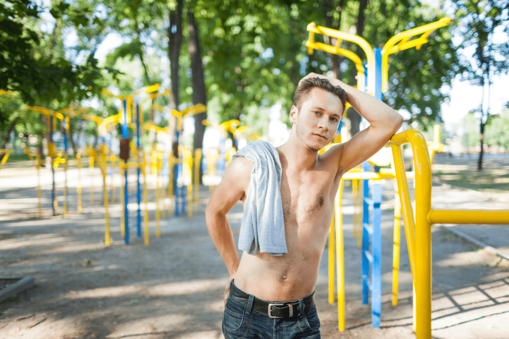 Chodzenie latem bez koszulki? Zostawmy taki ubiór jedynie na plażę…