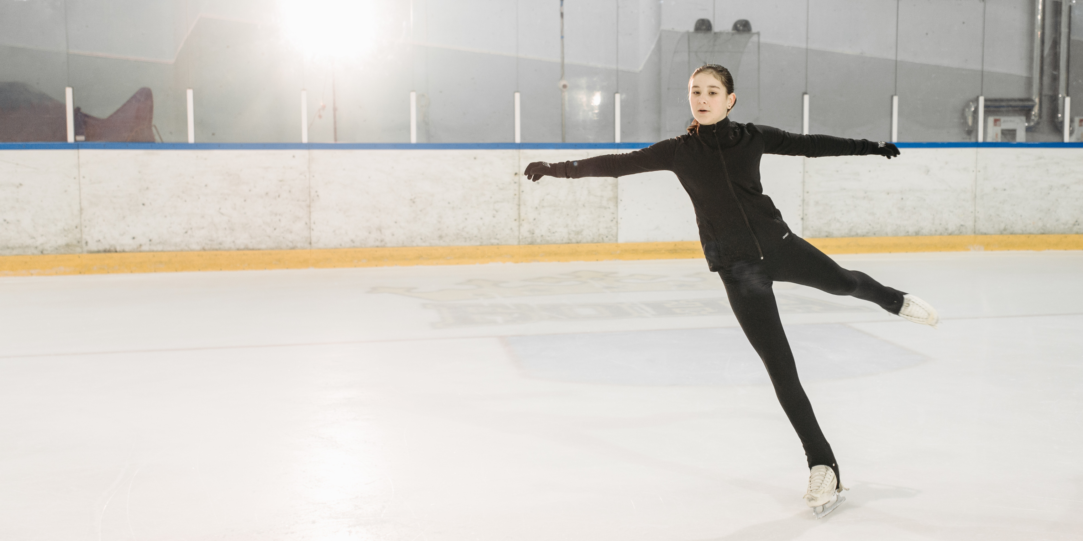 Darmowe zajęcia sportowe na giżyckim lodowisku – odkryj pasję do łyżew i hokeja