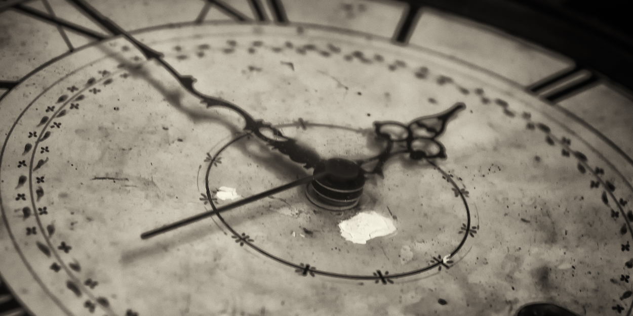 Zmiana czasu na letni – skąd ten pomysł, co nam daje i… czy naprawdę musimy przestawiać zegarki?