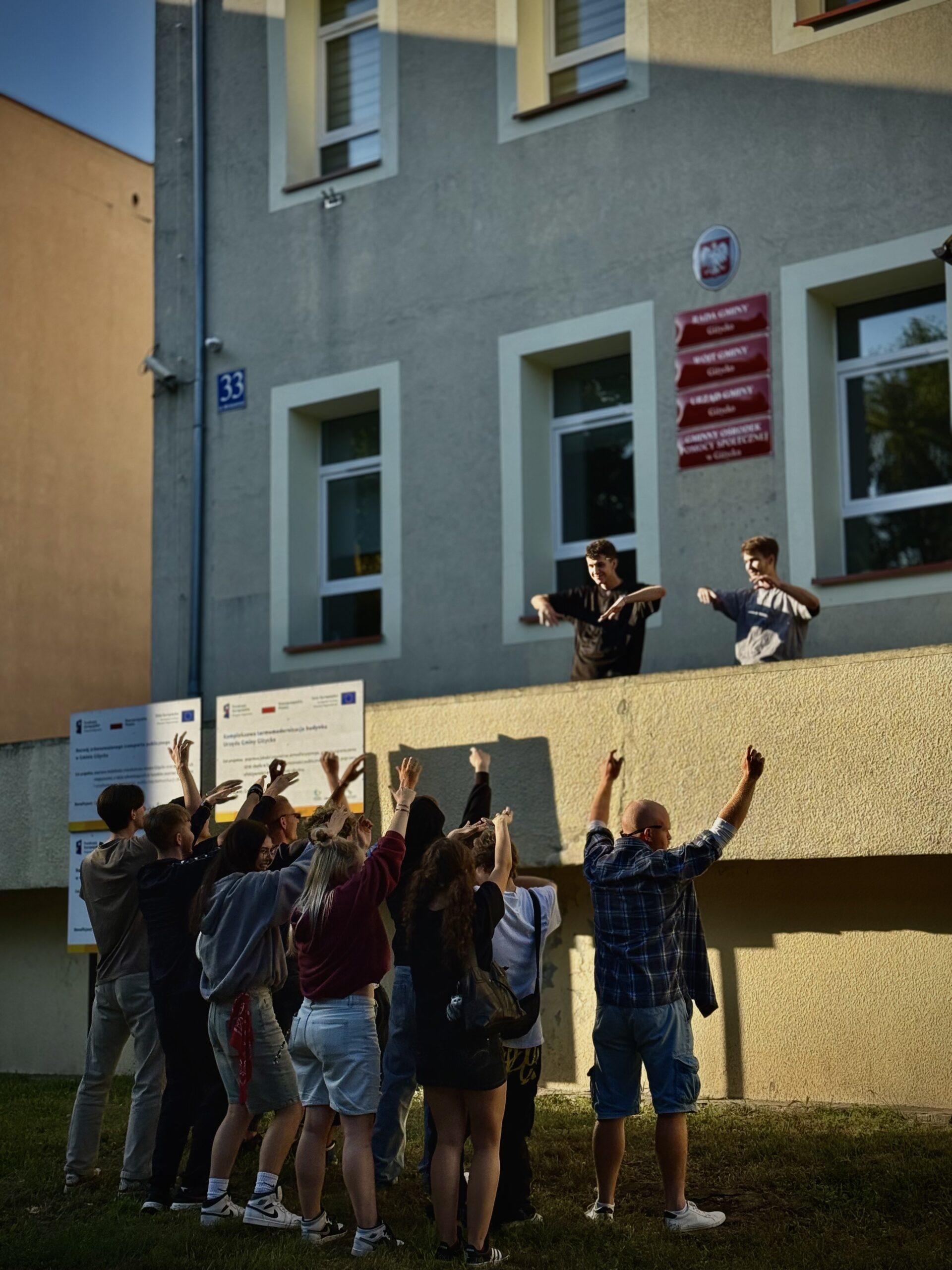 Nowy klip z Giżycka! AyKay i Koczel o mieście, które inspiruje ZAWIERA FILM