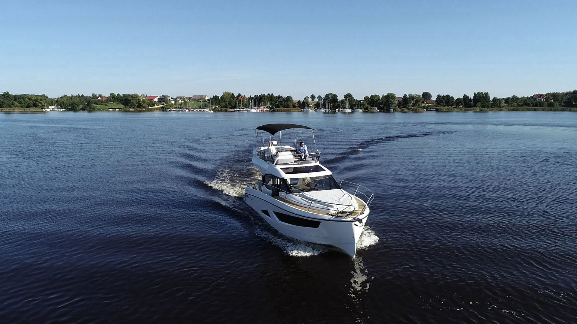Wyposażenie obowiązkowe na każdej łodzi motorowej – przepisy i dobre praktyki