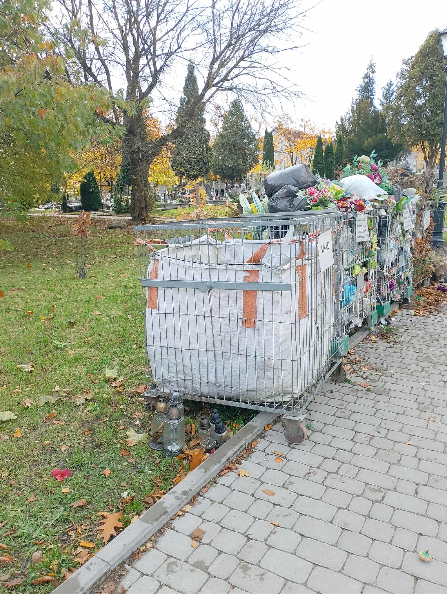 Znicze do ponownego użytku – porządek i mniej odpadów?