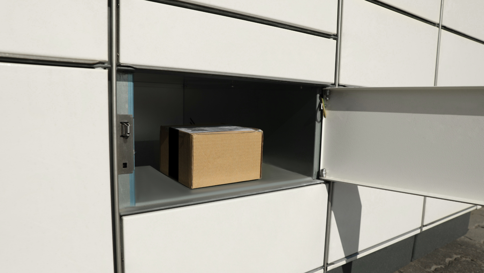 Cudza paczka w Twojej skrytce – brać czy nie brać? Paczkomatowy dylemat wracający jak bumerang przez cały rok!