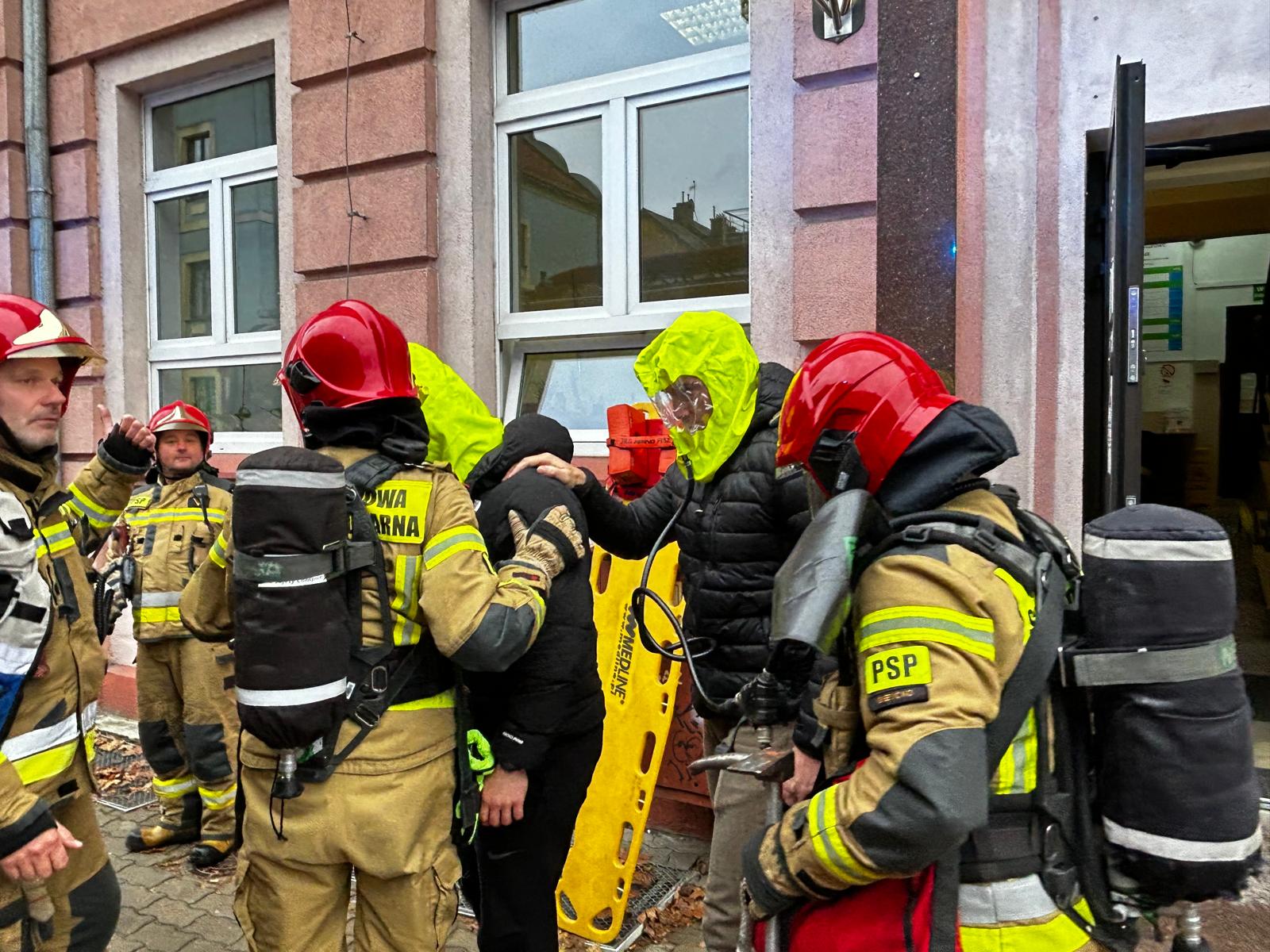 Ćwiczenia straży pożarnej w Starostwie Powiatowym w Giżycku. Sprawdzono gotowość służb do ewakuacji