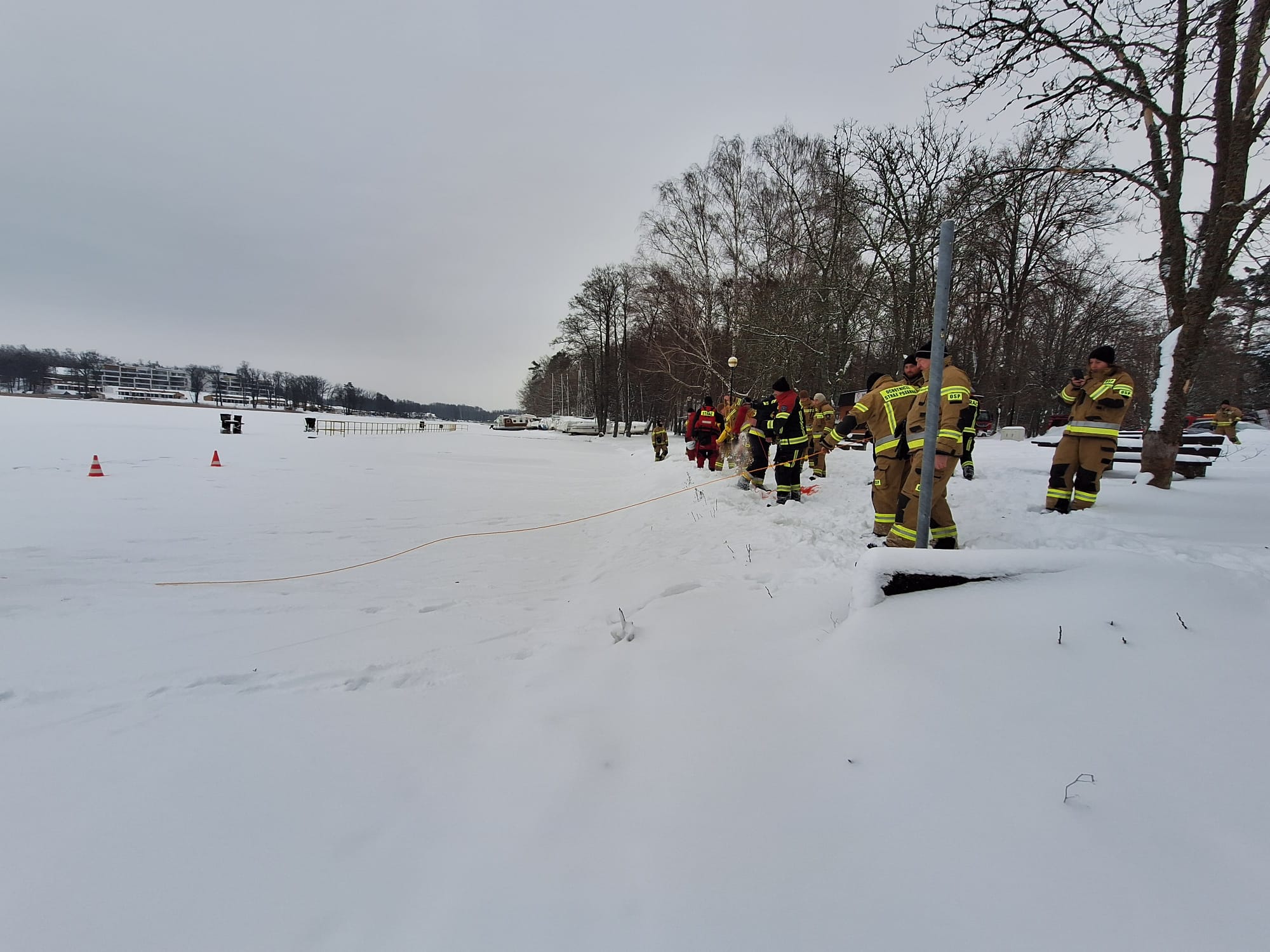 Warsztaty ratownicze OSP w powiecie giżyckim. Strażacy ćwiczyli działania ratownicze na lodzie