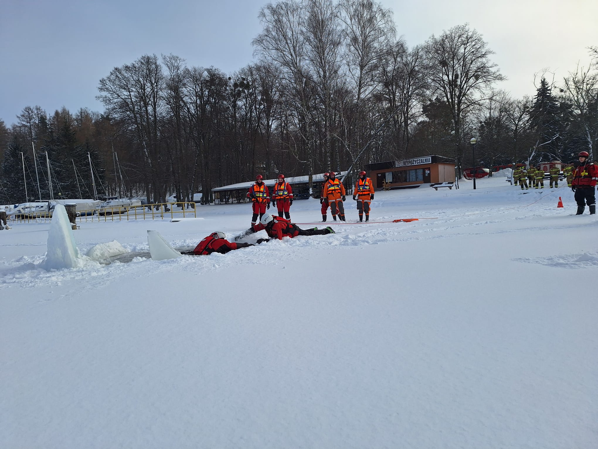 Warsztaty ratownicze OSP w powiecie giżyckim. Strażacy ćwiczyli działania ratownicze na lodzie
