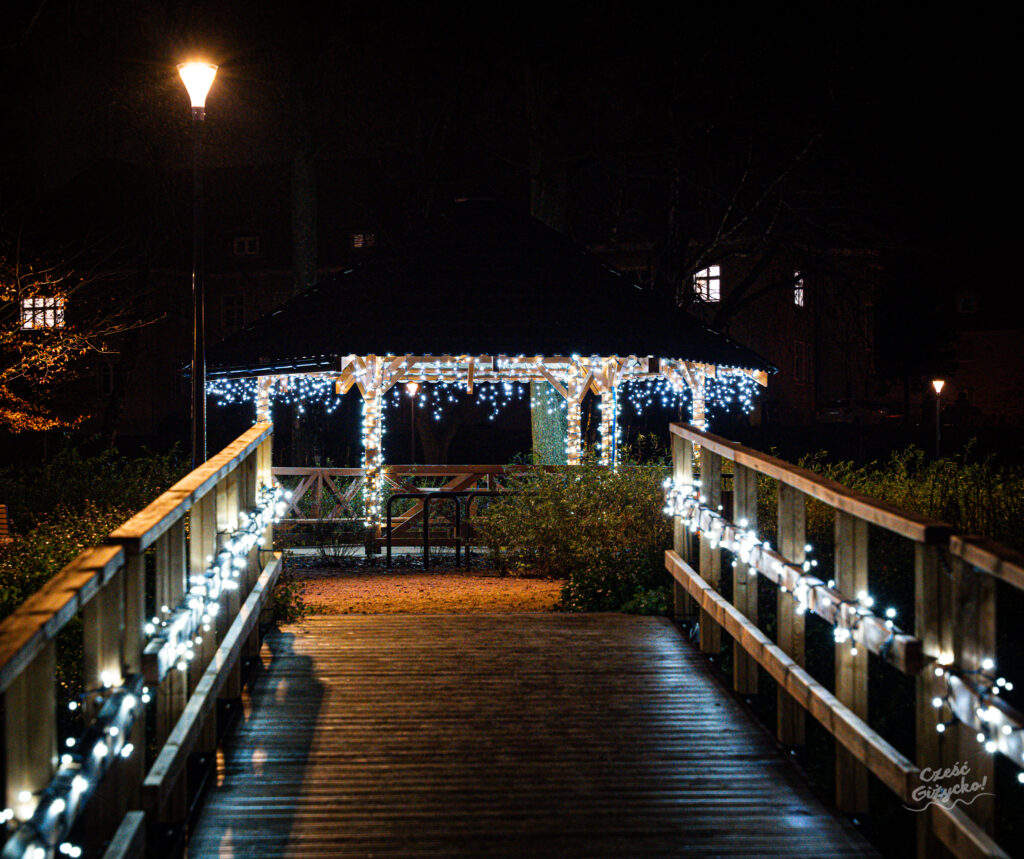 Świąteczne Iluminacje w Giżycku 2024 cz. 2 – FOTOGALERIA z Małpiego Gaju