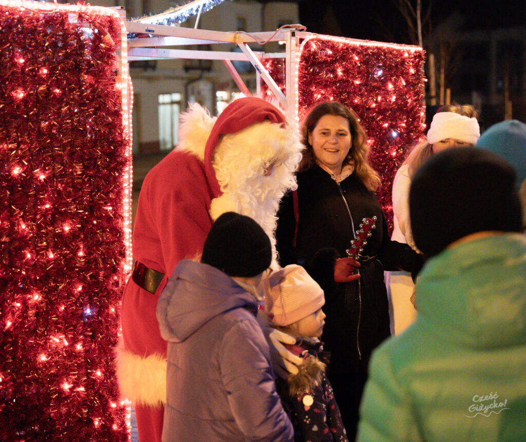 Mikołajki 2024 w Giżycku – Fotorelacja ze spotkania z Mikołajem i Śnieżynką