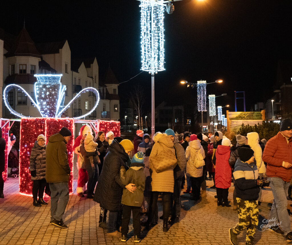 Mikołajki 2024 w Giżycku – Fotorelacja ze spotkania z Mikołajem i Śnieżynką