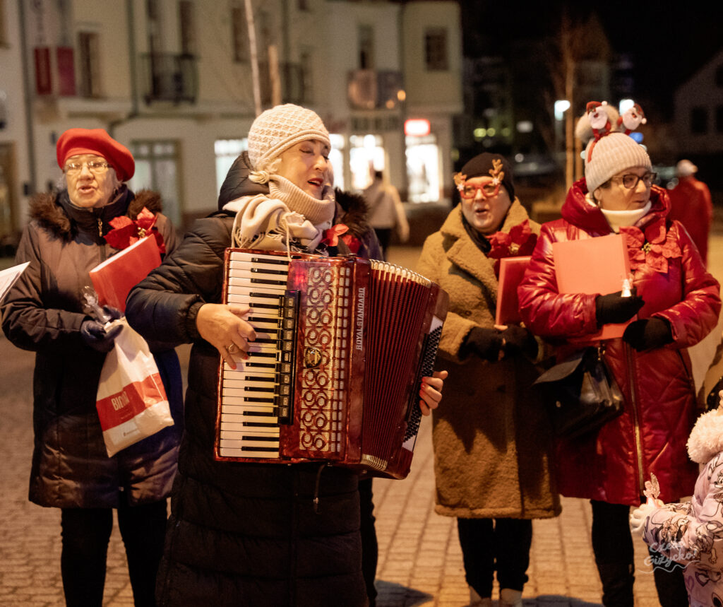 Mikołajki 2024 w Giżycku – Fotorelacja ze spotkania z Mikołajem i Śnieżynką
