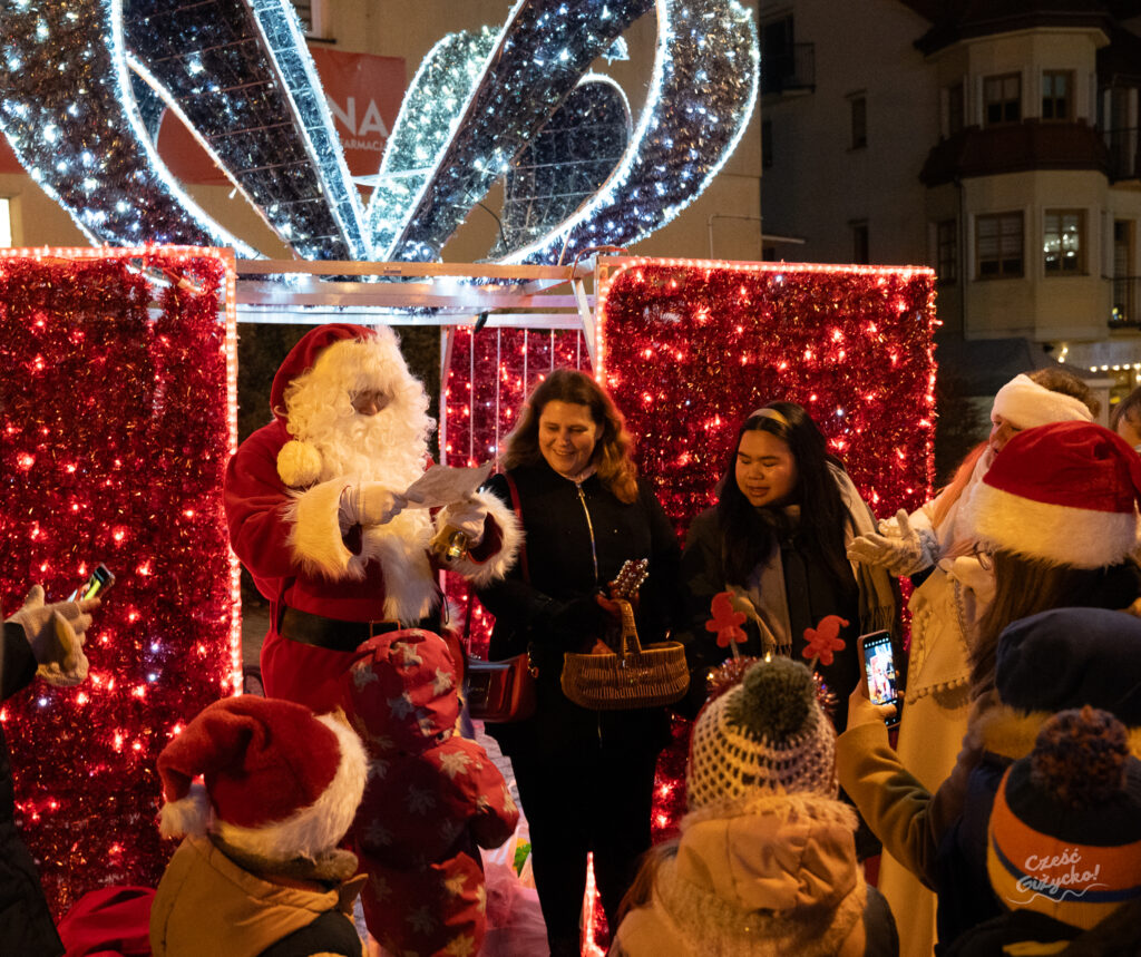 Mikołajki 2024 w Giżycku – Fotorelacja ze spotkania z Mikołajem i Śnieżynką