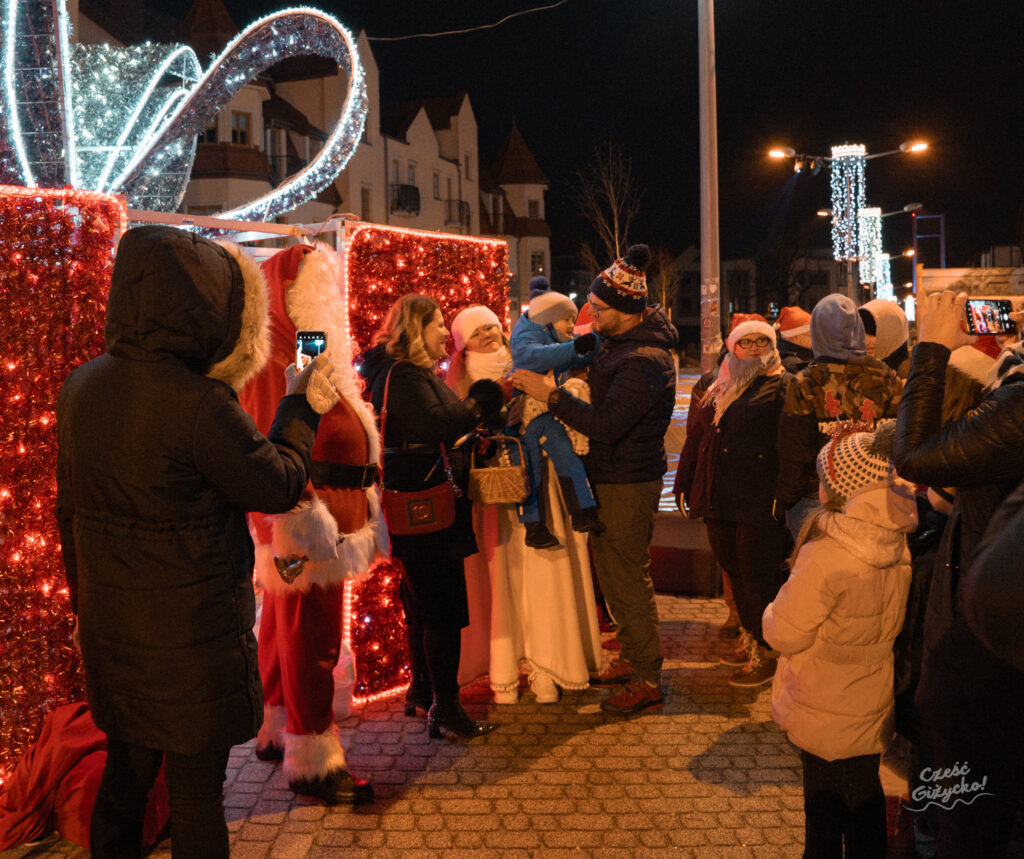 Mikołajki 2024 w Giżycku – Fotorelacja ze spotkania z Mikołajem i Śnieżynką