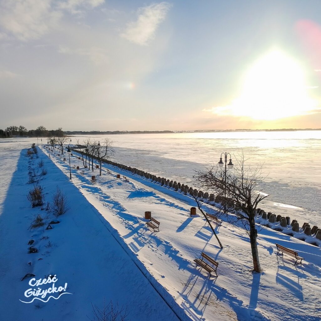 Ferie zimowe w Giżycku i na Mazurach – dlaczego warto spędzić zimę w sercu jezior?
