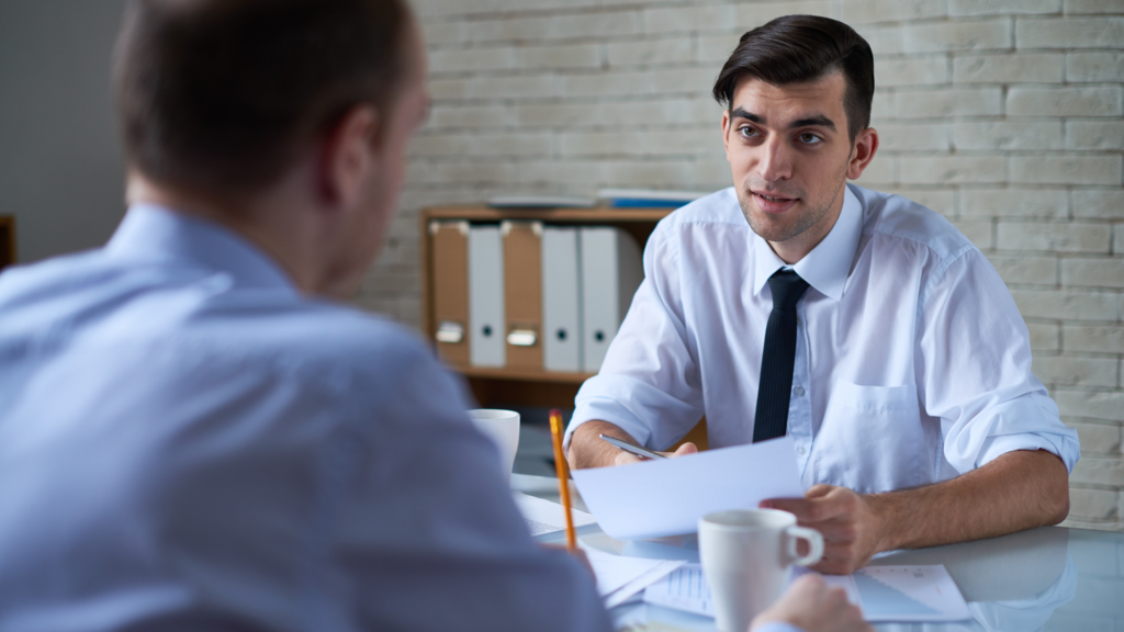 Rynek pracy w Giżycku – sezonowość, bezrobocie i zarobki