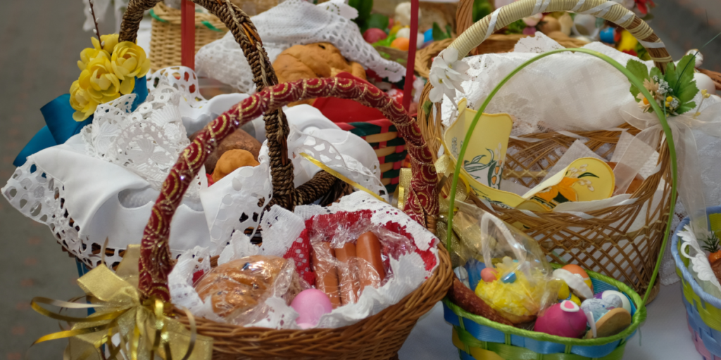 Skąd się wzięła tradycja święcenia pokarmów i co powinno znaleźć się w koszyczku?