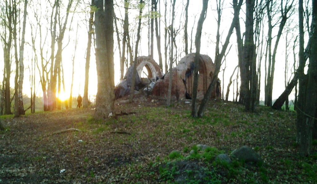 Kaplica hrabiego von Schenk zu Tautenburg – zapomniany zabytek Mazur pełen historii