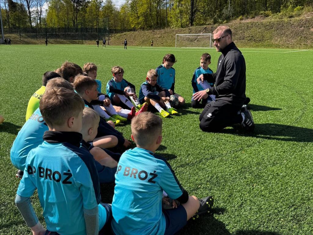 Akademia Piłkarska Łukasza Broź – Siła trenerskiego zespołu i pasja do rozwoju młodych talentów