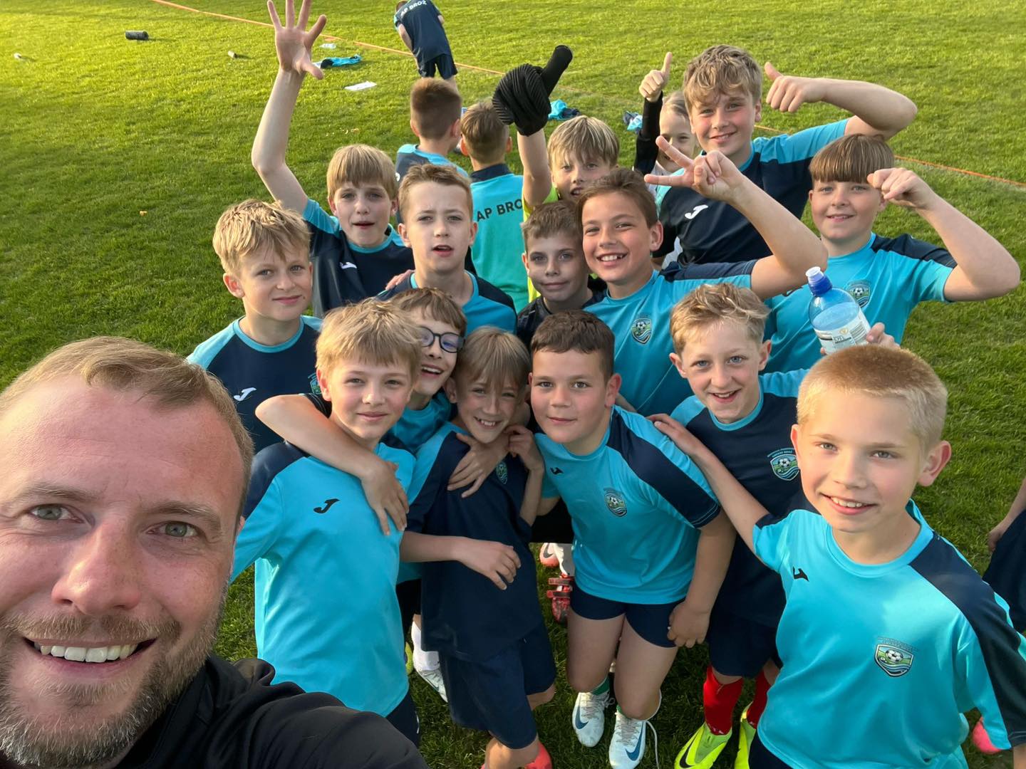 Akademia Piłkarska Łukasza Broź – Siła trenerskiego zespołu i pasja do rozwoju młodych talentów