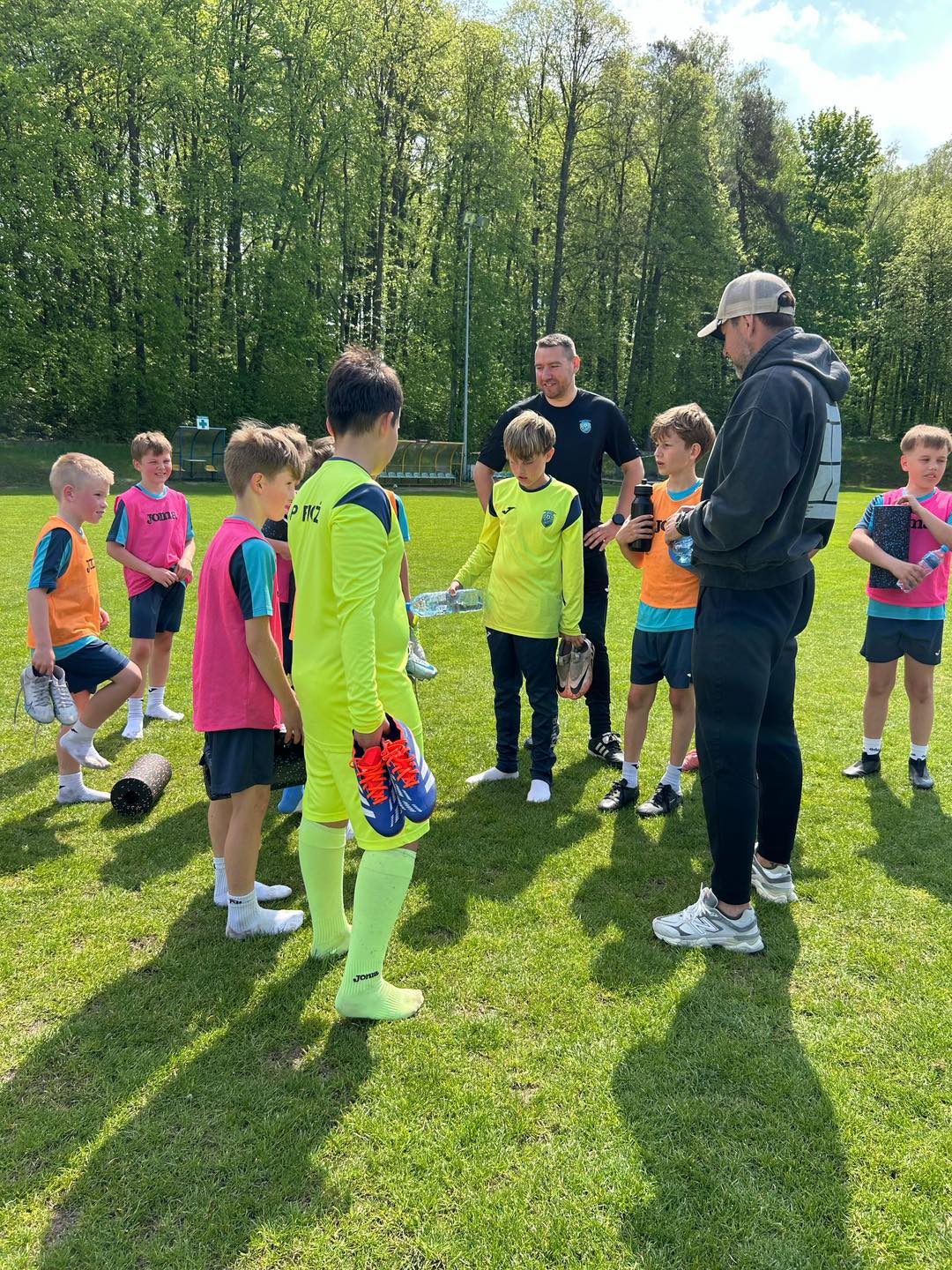 Akademia Piłkarska Łukasza Broź – Siła trenerskiego zespołu i pasja do rozwoju młodych talentów