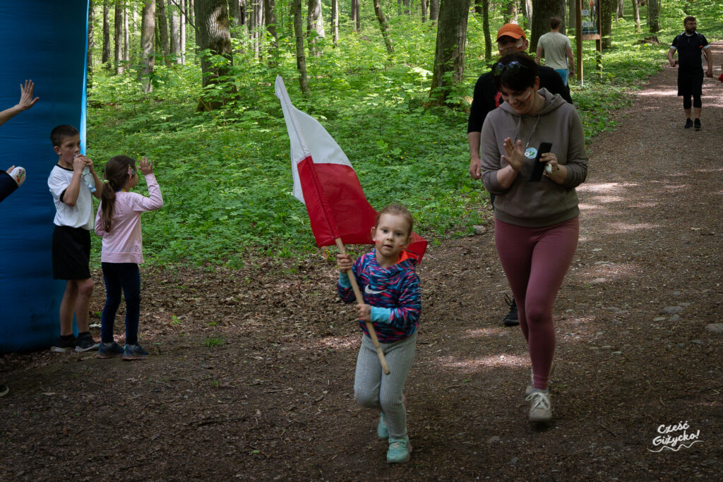 2 maja w Giżycku – Święto Flagi i Biegi Rodzinne w Lesie miejskim FOTORELACJA