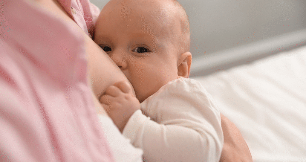 Karmienie piersią w miejscach publicznych – dlaczego wciąż wywołuje tyle emocji?