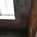 Klatka schodowa jak z horroru – mieszkańcy proszą o pomoc