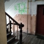 Klatka schodowa jak z horroru – mieszkańcy proszą o pomoc