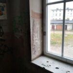 Klatka schodowa jak z horroru – mieszkańcy proszą o pomoc