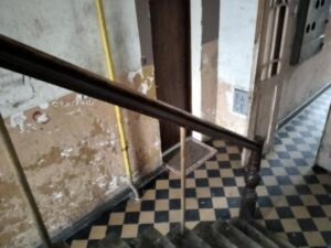 Klatka schodowa jak z horroru – mieszkańcy proszą o pomoc