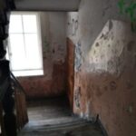 Klatka schodowa jak z horroru – mieszkańcy proszą o pomoc