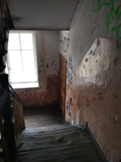 Klatka schodowa jak z horroru – mieszkańcy proszą o pomoc