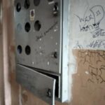 Klatka schodowa jak z horroru – mieszkańcy proszą o pomoc