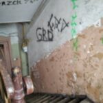 Klatka schodowa jak z horroru – mieszkańcy proszą o pomoc