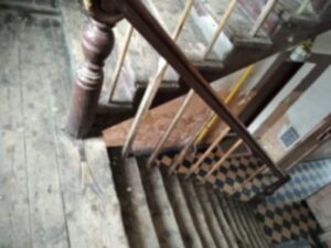 Klatka schodowa jak z horroru – mieszkańcy proszą o pomoc