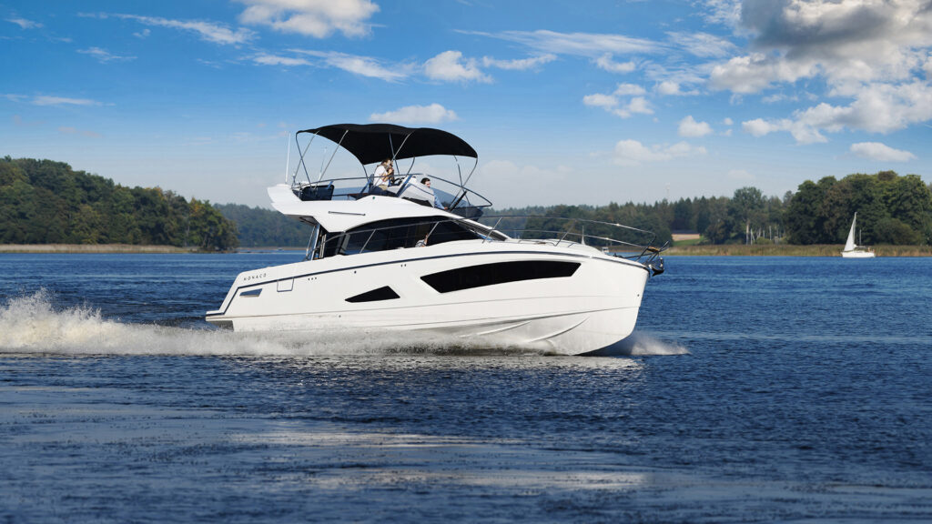 Wyposażenie obowiązkowe na każdej łodzi motorowej – przepisy i dobre praktyki