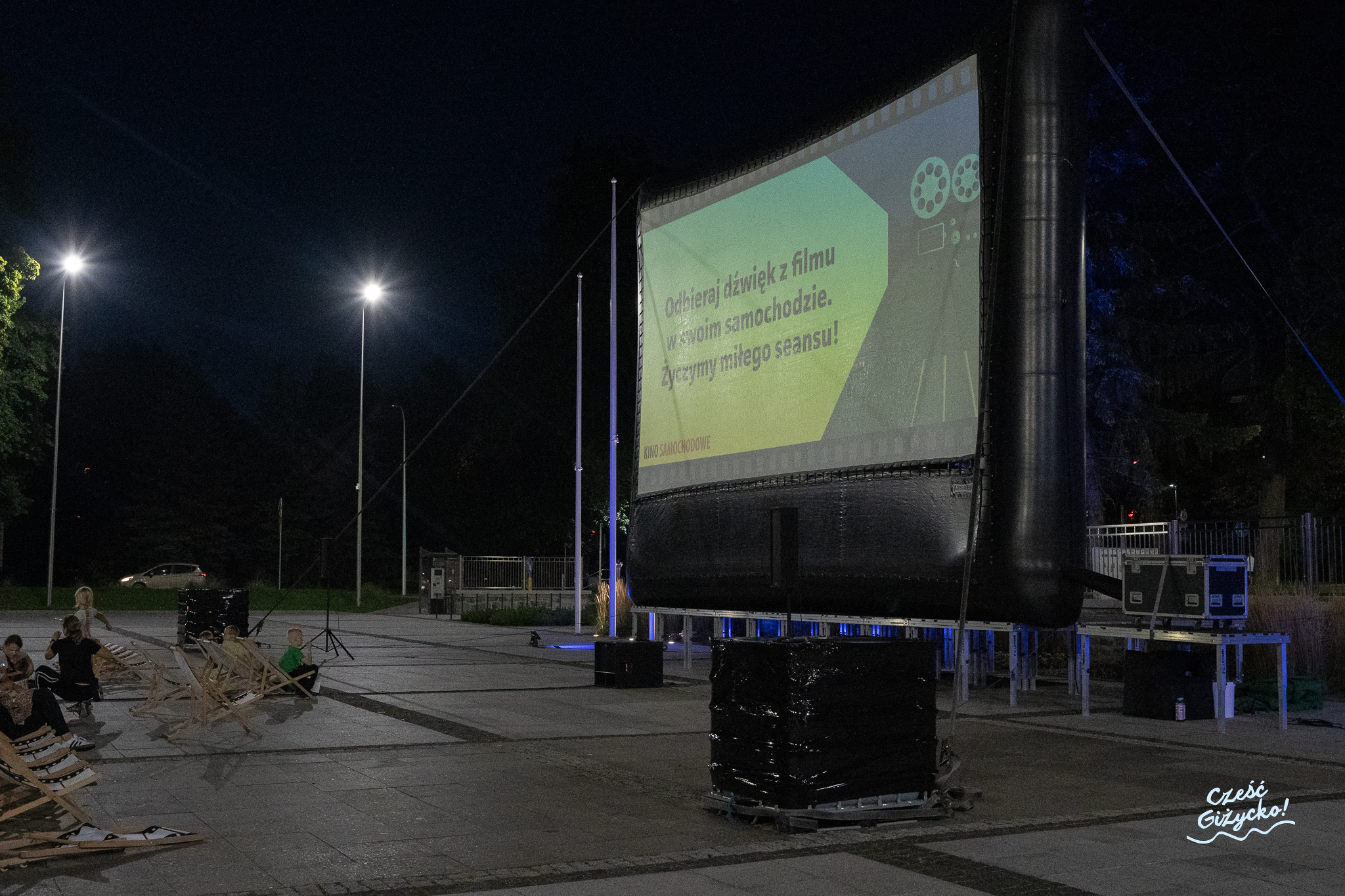 Kino samochodowe w Giżycku – wrześniowe seanse na Placu Piłsudskiego