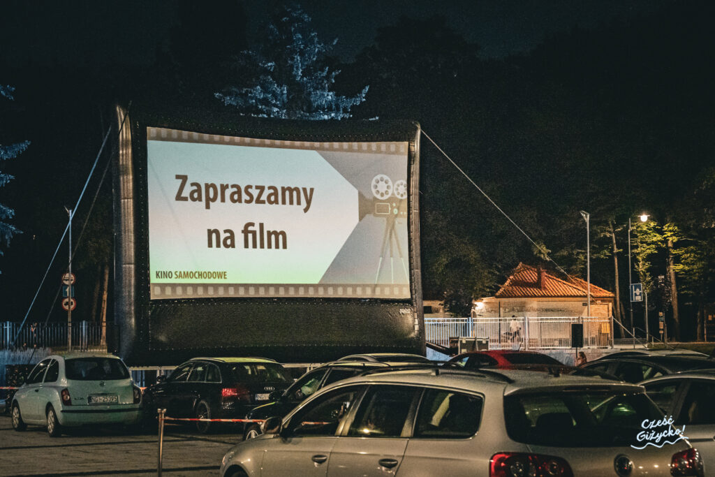 Kino samochodowe w Giżycku – wrześniowe seanse na Placu Piłsudskiego