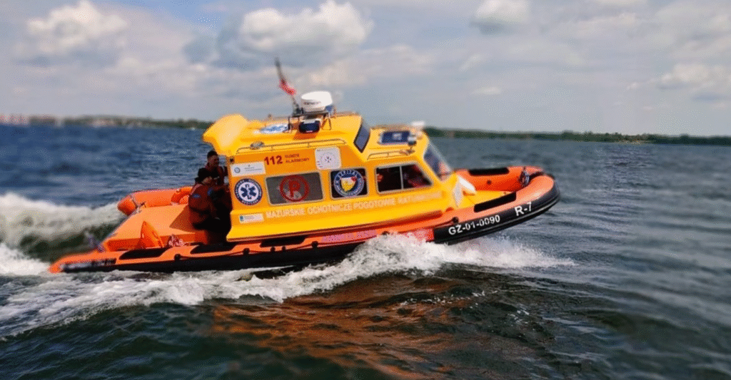 Sezon wodny 2025 na Mazurach – mniej tragedii, więcej interwencji. Policja i MOPR podsumowują wakacje