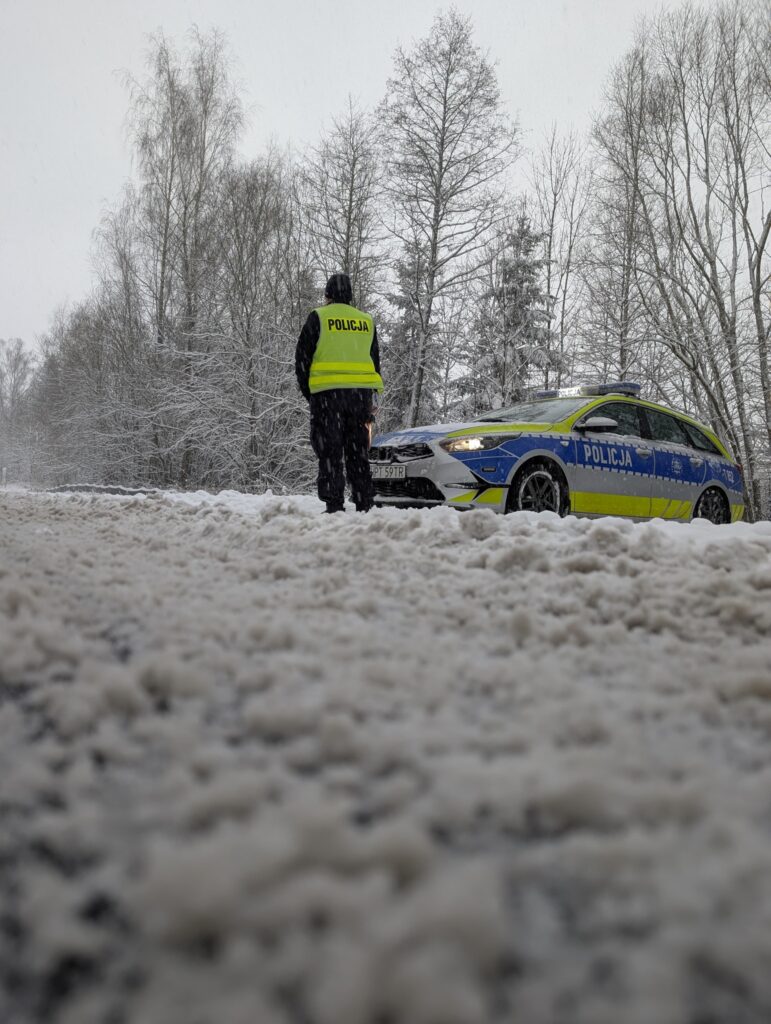 Trudne warunki na drogach powiatu giżyckiego. Policja odnotowała sześć kolizji