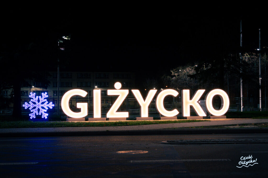Podświetlany napis „Giżycko” – poznajmy szczegóły instalacji