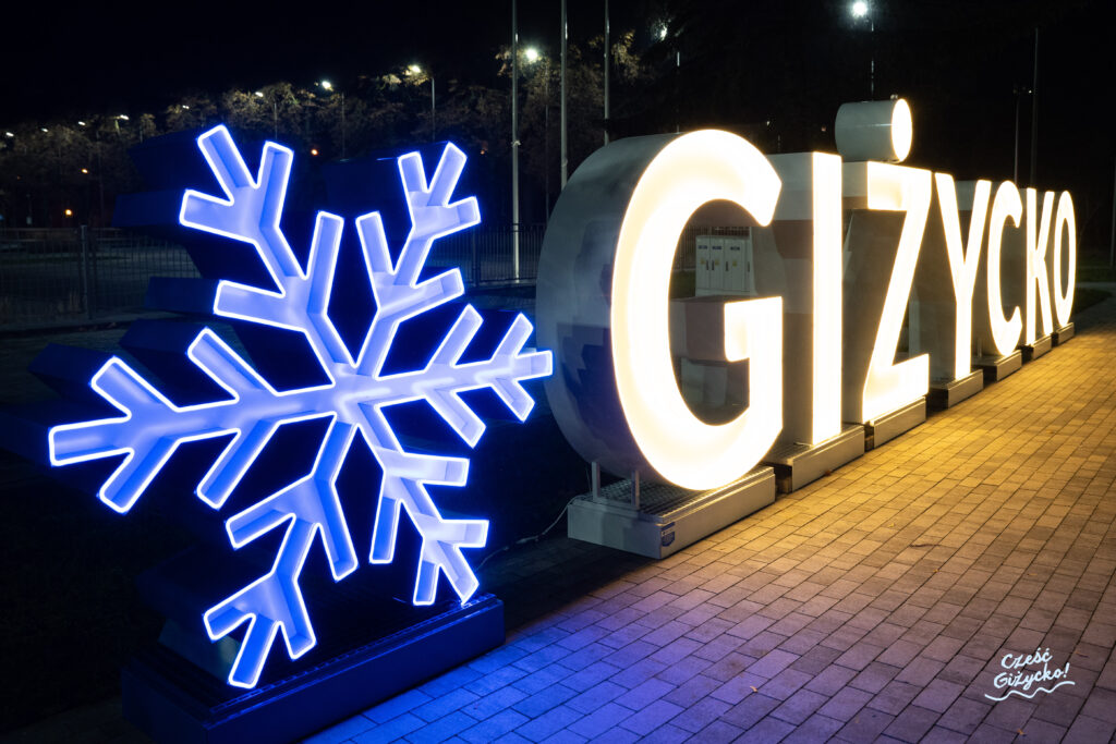 Podświetlany napis „Giżycko” – poznajmy szczegóły instalacji