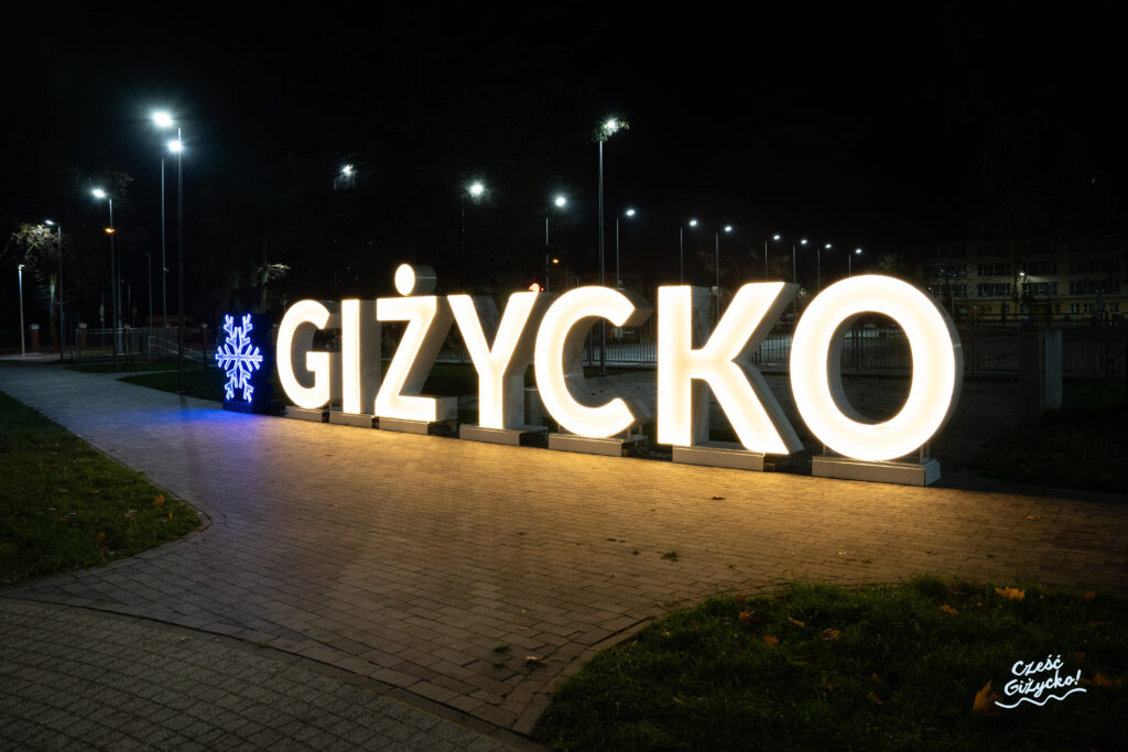 Podświetlany napis „Giżycko” – poznajmy szczegóły instalacji