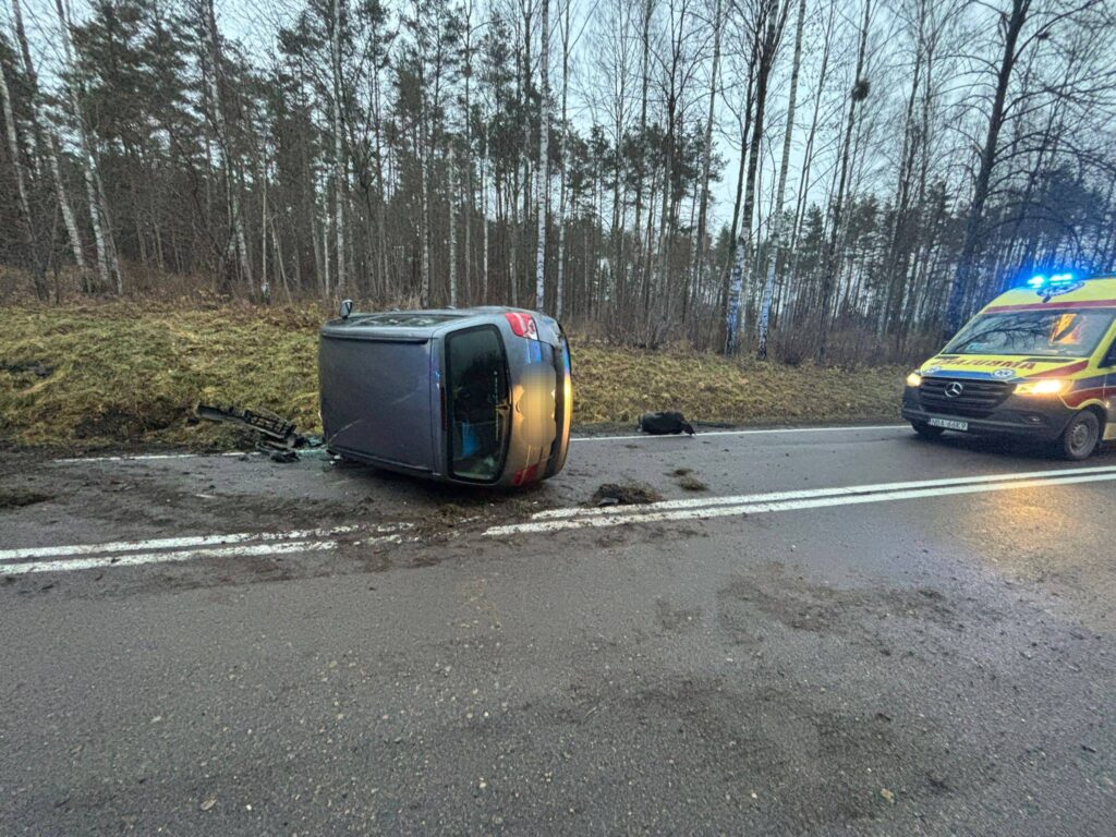 Dachowanie na DK59 w Rynie – policja ostrzega przed nadmierną prędkością