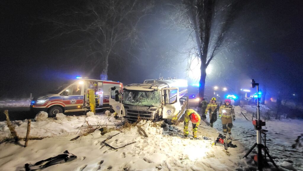 Wypadek ciężarówki w Konopkach Małych. Kierowca zakleszczony, trafił do szpitala