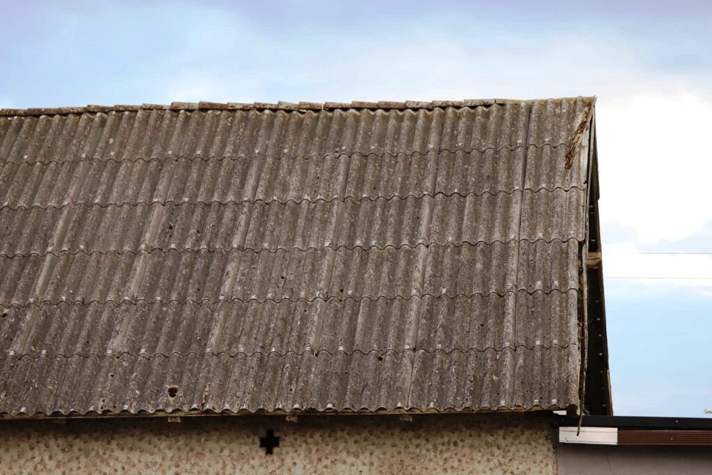 Azbest na nieruchomości? Właściciele muszą złożyć obowiązkową informację